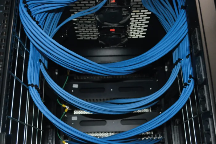 Rack de cableado estructurado con patch panels y cableado de red organizado y peinado