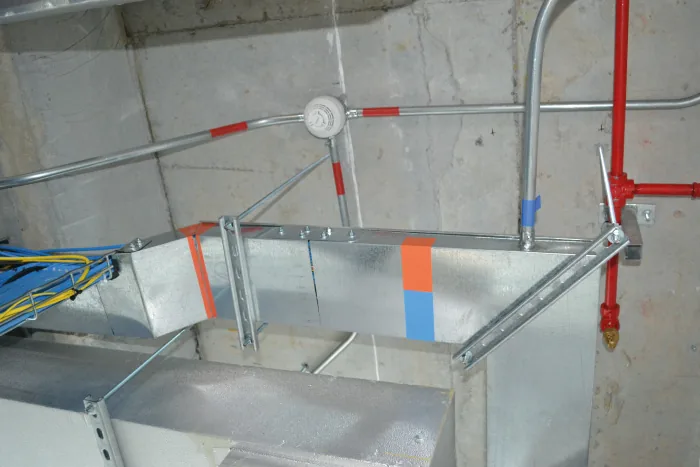 Canalización metálica y bandeja portacable instaladas sobre estructura, con tubería eléctrica y red contraincendios